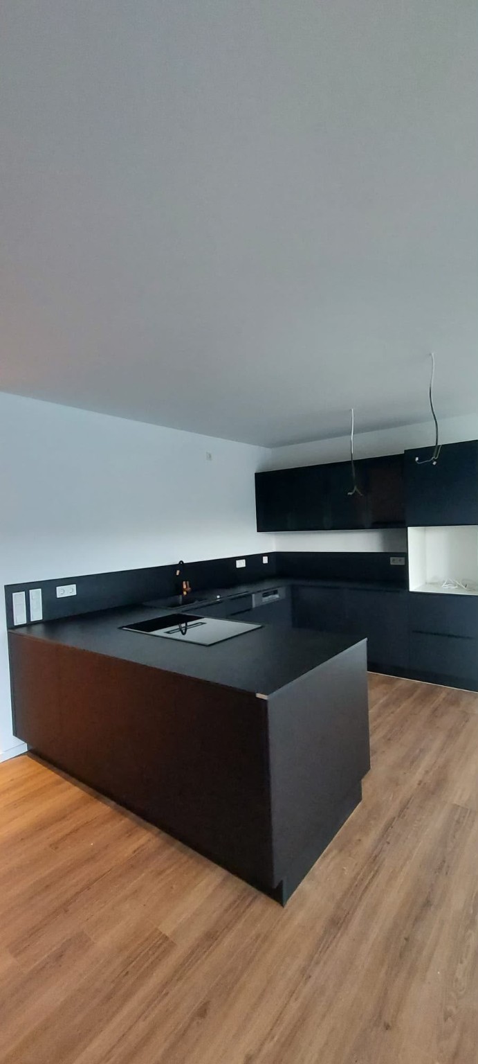 Moderne schwarze Referenzküche