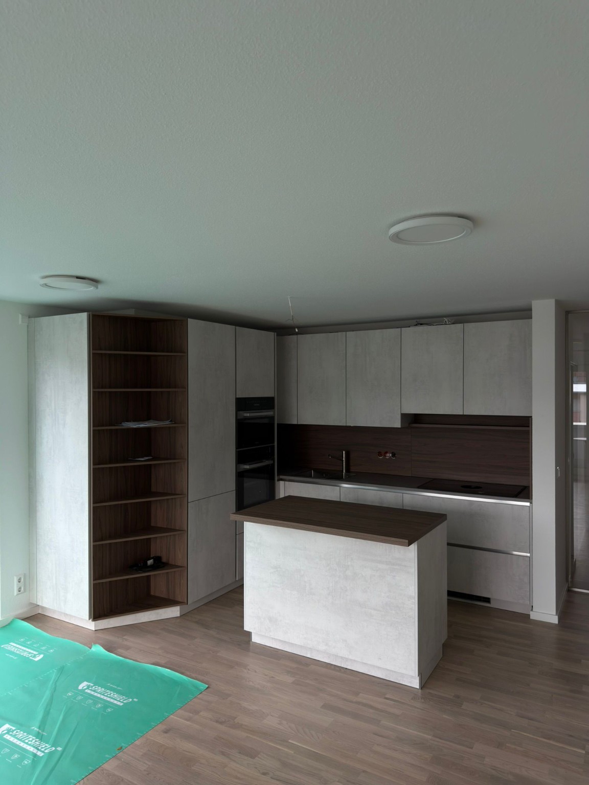 Moderne Küche mit Insel und Holzdetails